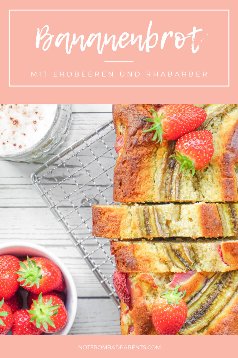 saftiges Bananenbrot mit Erdbeeren und Rhabarber, ein leckerer Kuchen, perfekt im Frühling