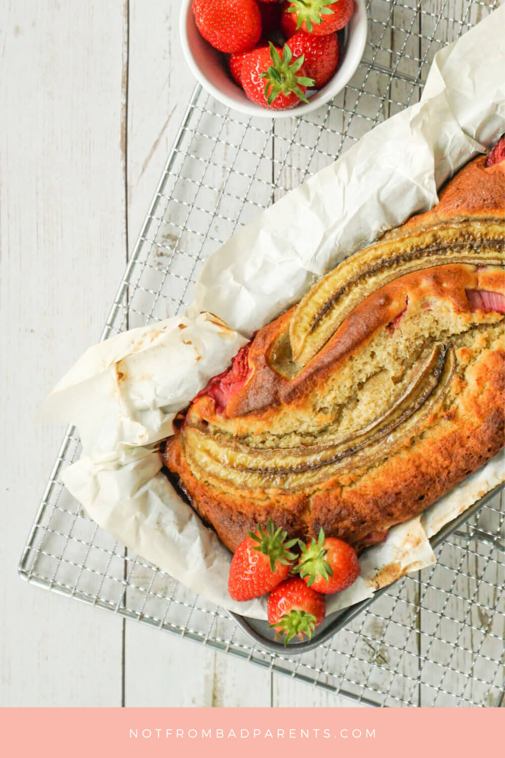 saftiges Bananenbrot mit Erdbeeren und Rhabarber, ein leckerer Kuchen, perfekt im Frühling 